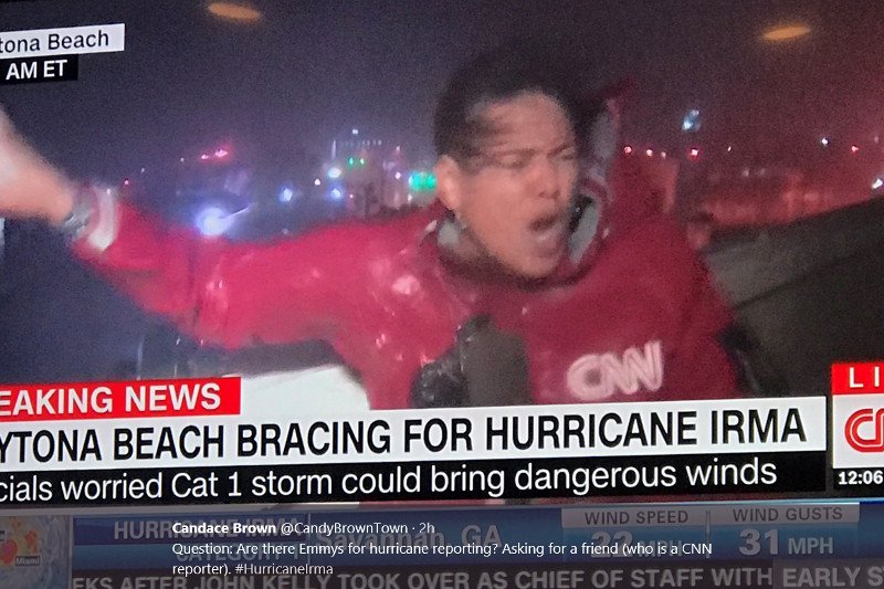 Sara Sidner, reporterka CNN, podczas huraganu Irnma - w czasie relacji na żywo z Daytona Beach na Florydzie.