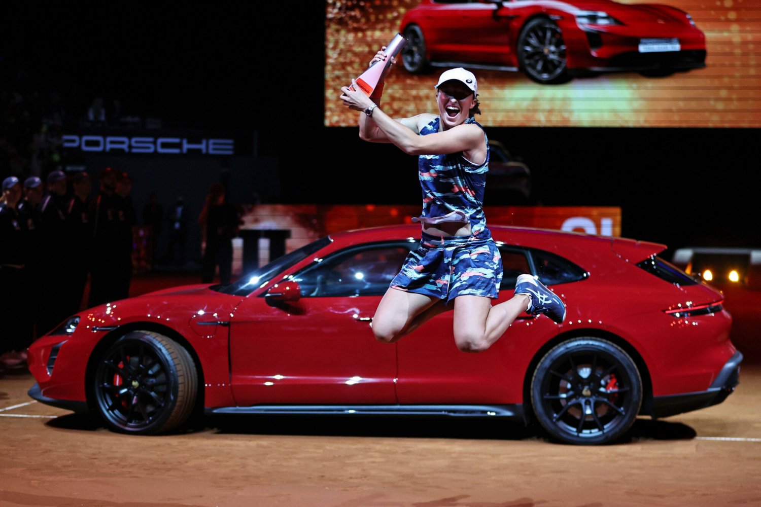 Iga Świątek i jej nowy samochód, czyli luksusowe Porsche Taycan GTS Sport Turismo