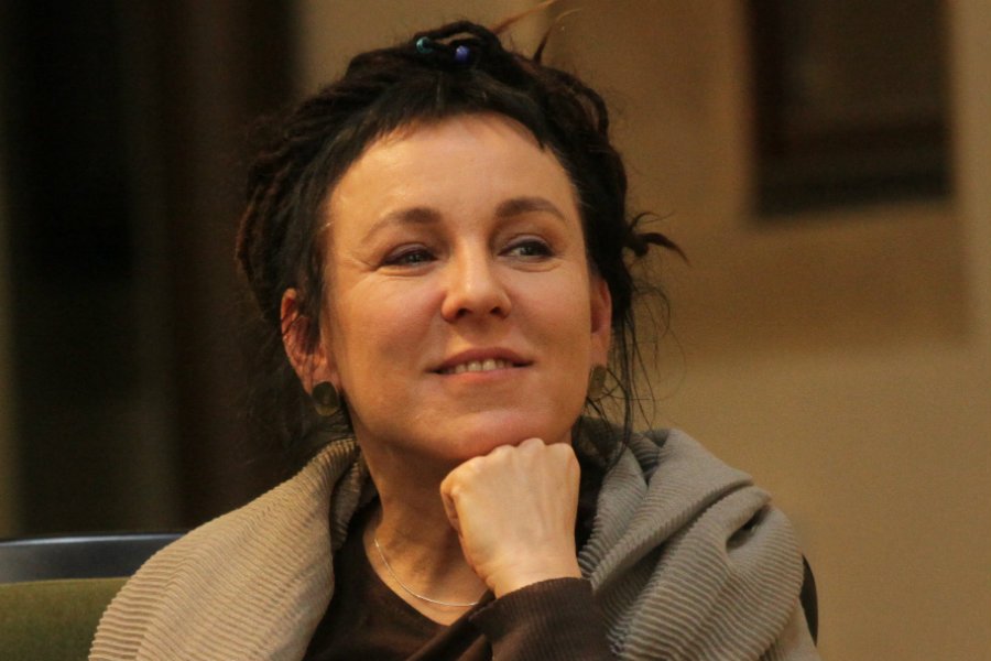 Zdjęcie Olgi Tokarczuk z kiełbasą jest hitem prawicowego internetu.