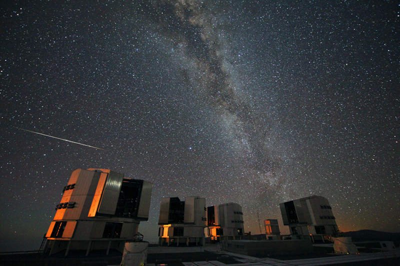 Rój Perseidów widziany z obserwatorium w Chile.