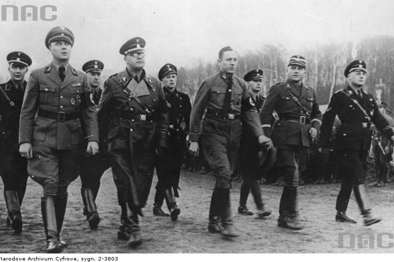 Manifestacja przedwyborcza gdańskiej NSDAP. Militarna szyk w Gdańsku nasilił się na przełomie 1938 i 1939 roku. Na pierwszym planie od lewej: Arthur Greiser - prezydent Senatu Wolnego Miasta Gdańska, gen. Erich von dem Bach-Zelewski, Albert Forster - gaul