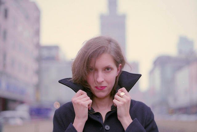 Na tym zdjęciu Pola jest w Warszawie, ale nie spotkacie Poli w Warszawie, gdyż Pola mieszka w Berlinie, czyli nie w Warszawie. Berlin, czyli nie Warszawa, to takie miasto, gdzie późno je się śniadania, gdyby ktoś nie wiedział.