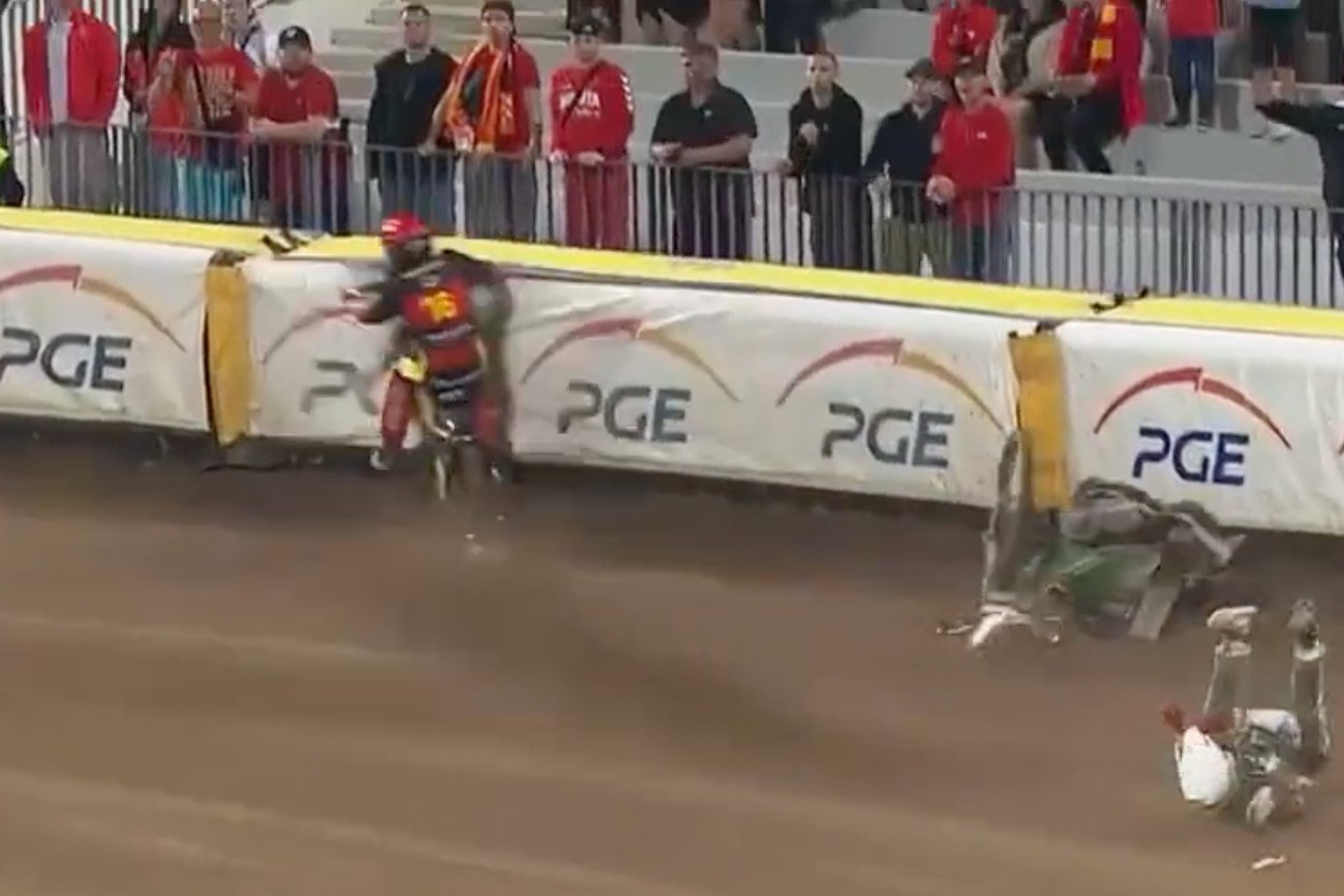 Dan Bewley w 14 biegu piątkowego meczu we Wrocławiu z całym impetem wjechał w bandę okalającą tor.