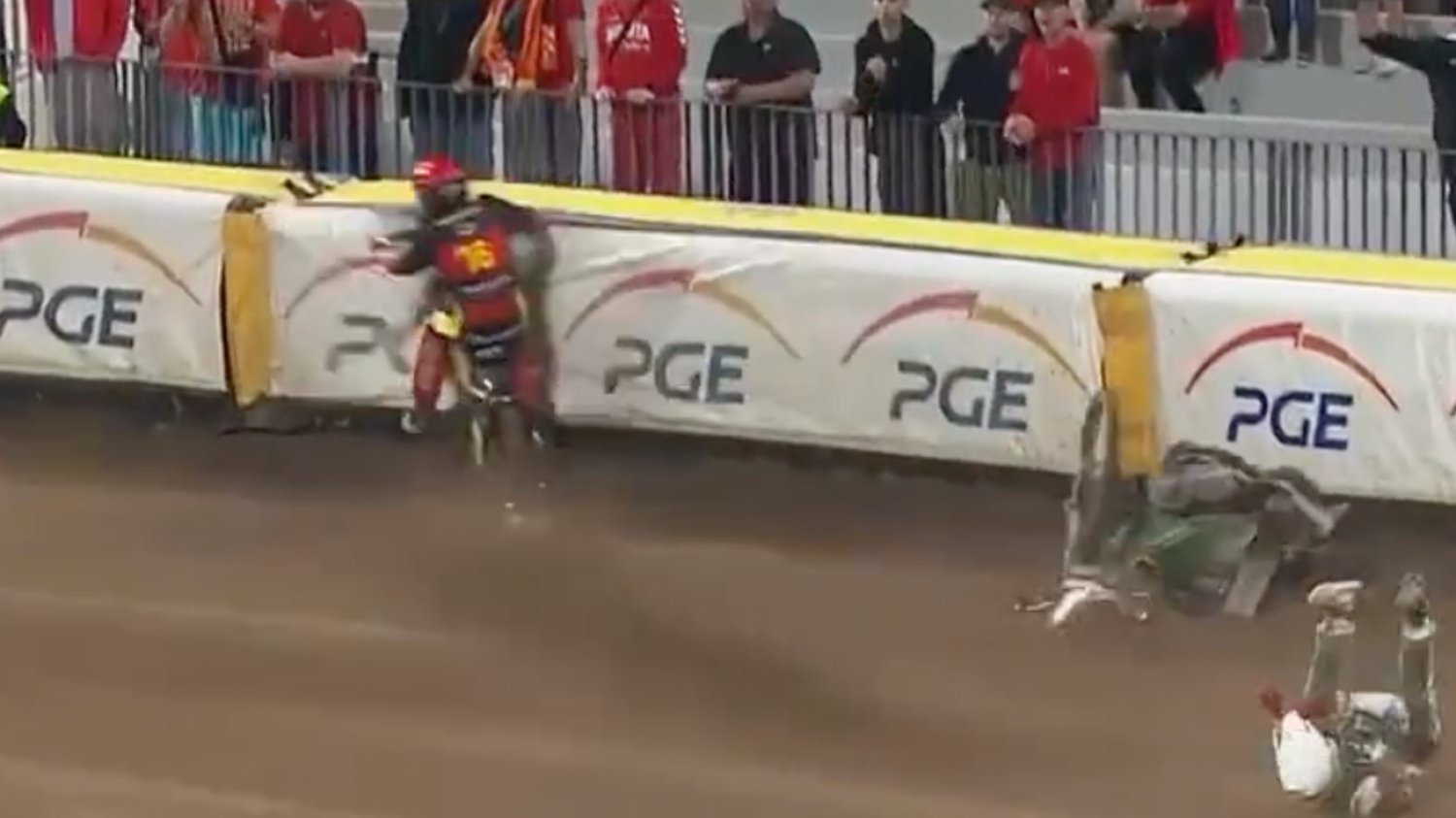 Dan Bewley w 14 biegu piątkowego meczu we Wrocławiu z całym impetem wjechał w bandę okalającą tor.