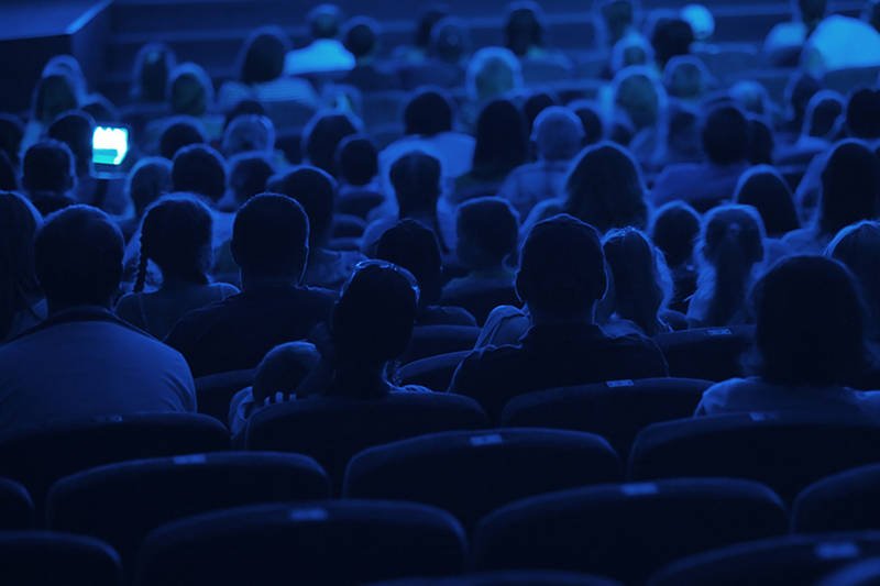 Używanie telefonów w [url=http://example.com]kinie[/url] to powszechny problem. Jak sobie z nim radzić? Może wyznaczając "strefy dla smsujących"?