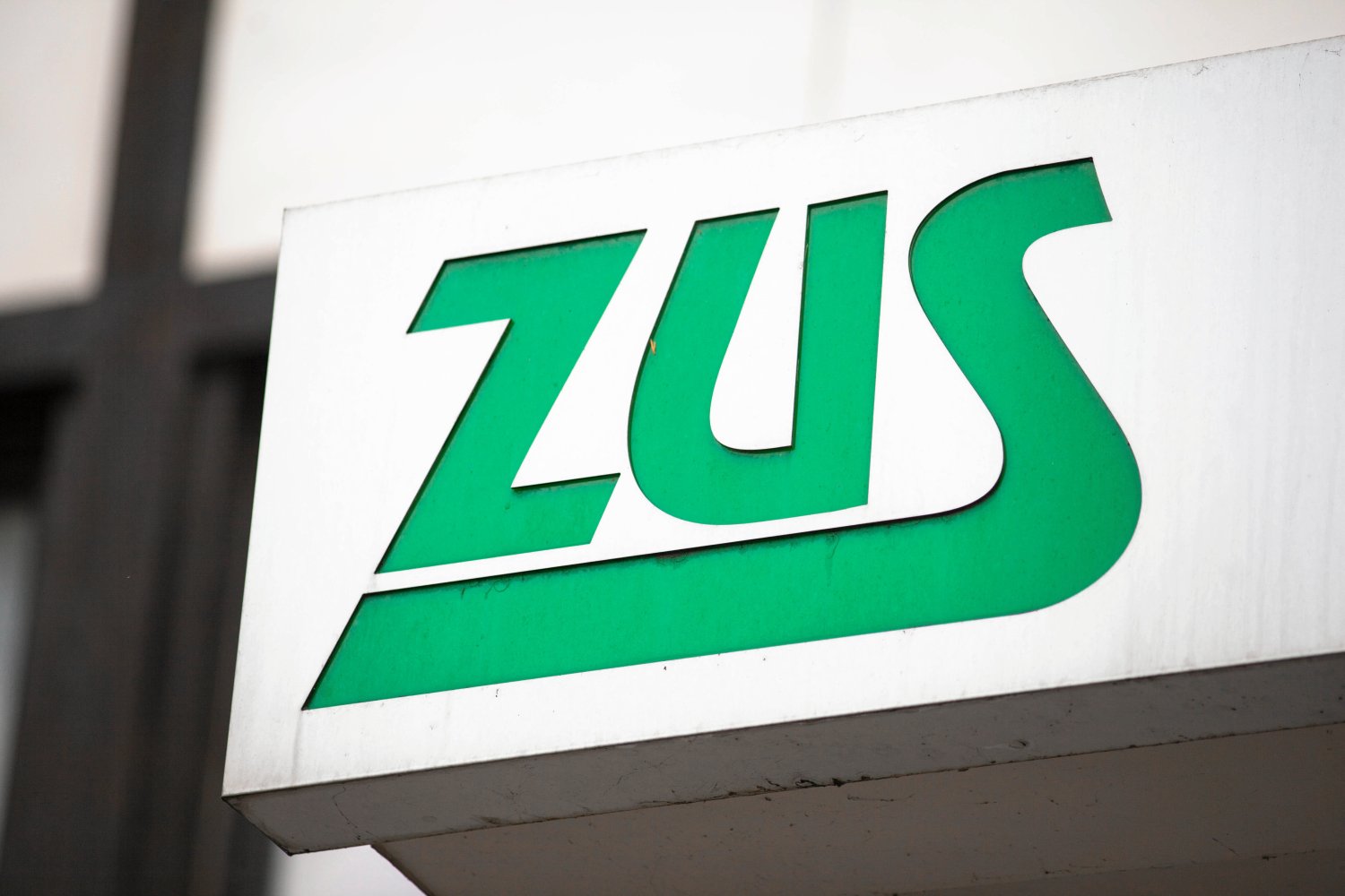 Logo ZUS na budynku Zakładu Ubezpieczeń Społecznych.