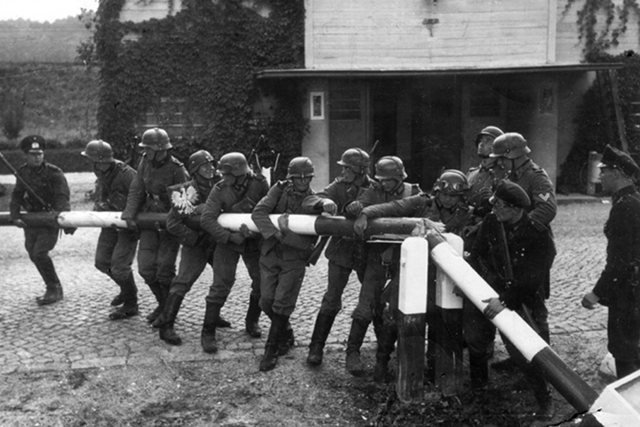 14 września 1939 roku. Niemcy przekraczają symbolicznie polską granicę w Sopocie. Propaganda niemiecka utrzymywała, iż wykonano je 1 września, choć tego dnia naziści nie zdobyli Sopotu