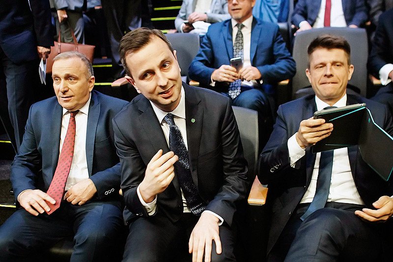 To przede wszystkim podzielona i słaba opozycja niszczy Polskę. Politycy PiS robi po prostu to, na co pozwalają im inni.