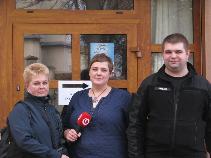 Małgorzata Strumska, w środku, ze słowackim reporterem i jego asystentką