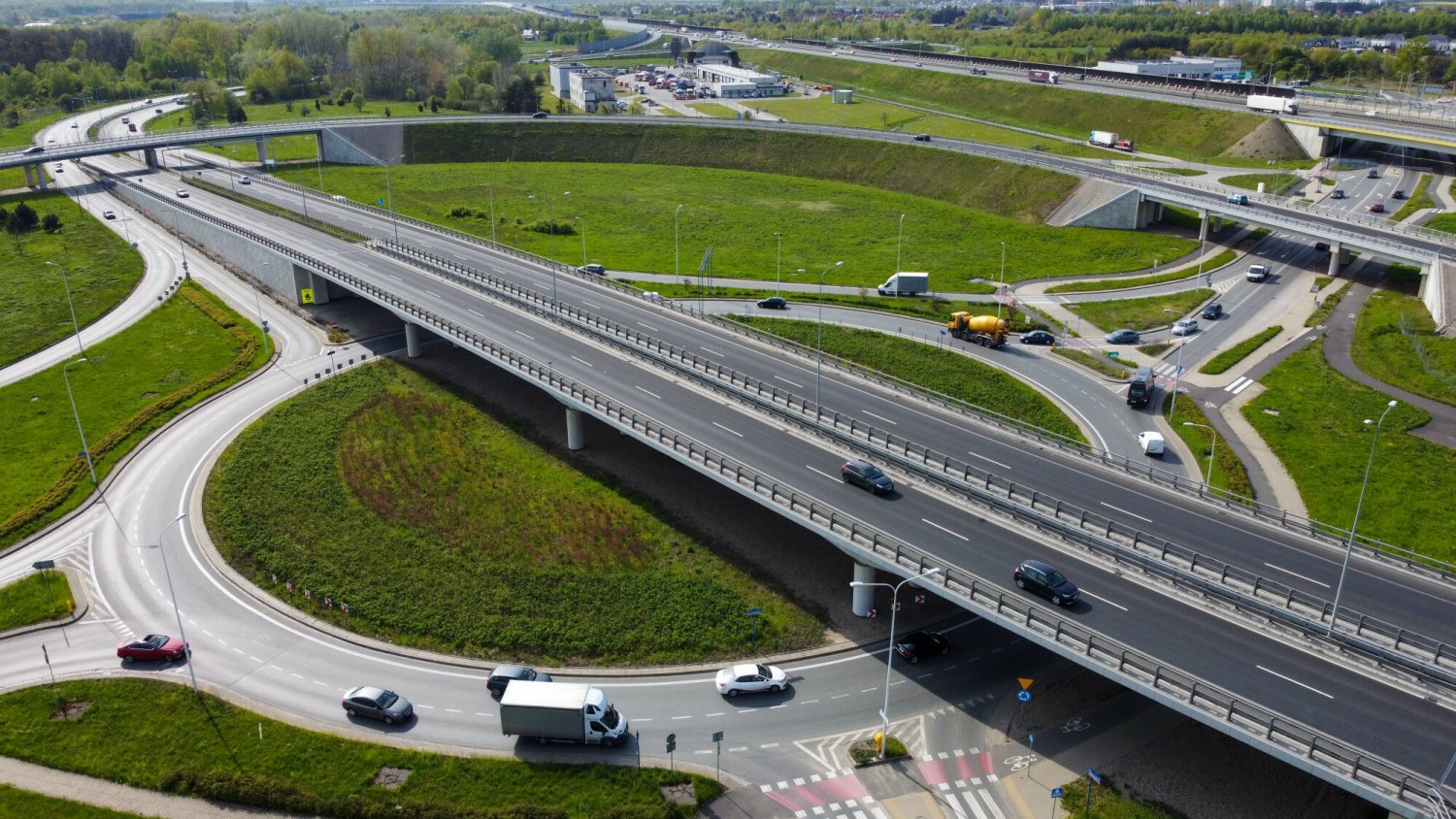 Czy kierowca skręcając w lewo na rondzie musi włączać kierunek?