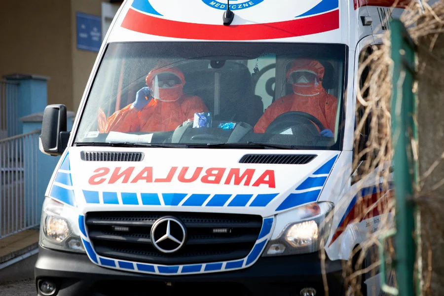 Pacjent z podejrzeniem koronawirusa wyskoczył z pierwszego piętra szpitala we Wrocławiu. Mężczyzna z podejrzeniem koronawirusa wyskoczył z 1. piętra szpitala we Wrocławiu. Ma obrażenia głowy, trafił na OIOM.
