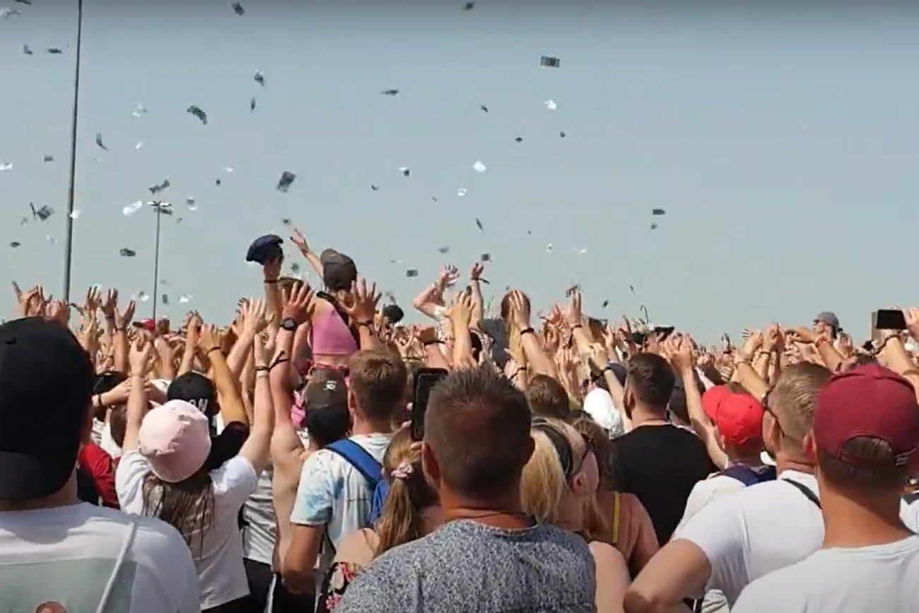 Vloger rozrzucił 30 tys. zł wśród tłumu