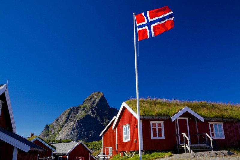 Premier Norwegii zamiast przygotować się na cięższe czasy, ani nie śni ciąć wydatków socjalnych, na dodatek obniża podatki