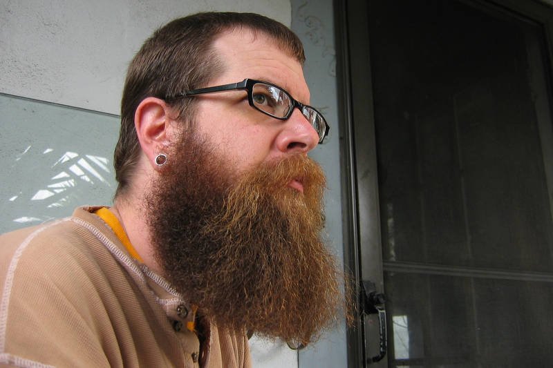 Pożółkłe, przerzedzone włosy na brodzie nie dodają urody. Wręcz przeciwnie. Dlatego warto coś z nimi zrobić.