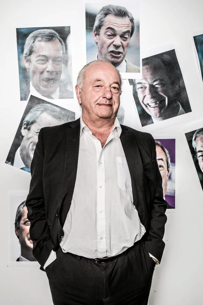 Jan Żyliński - a w tle zdjęcia Nigela Farage'a.