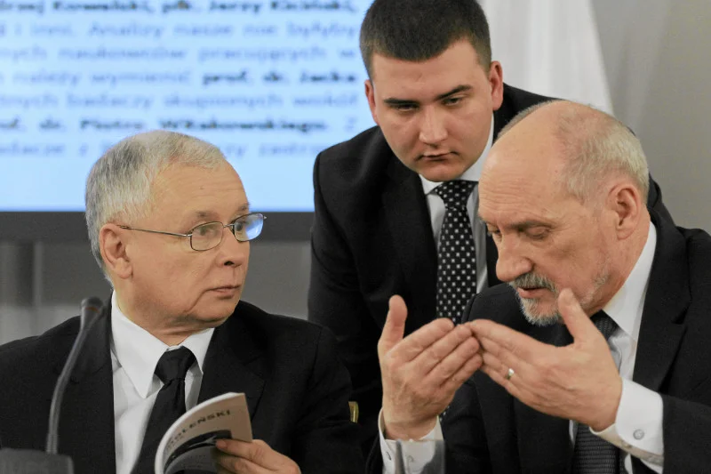 Prezes Jarosław Kaczyński, Bartłomiej Misiewicz i szef MON Antoni Macierewicz