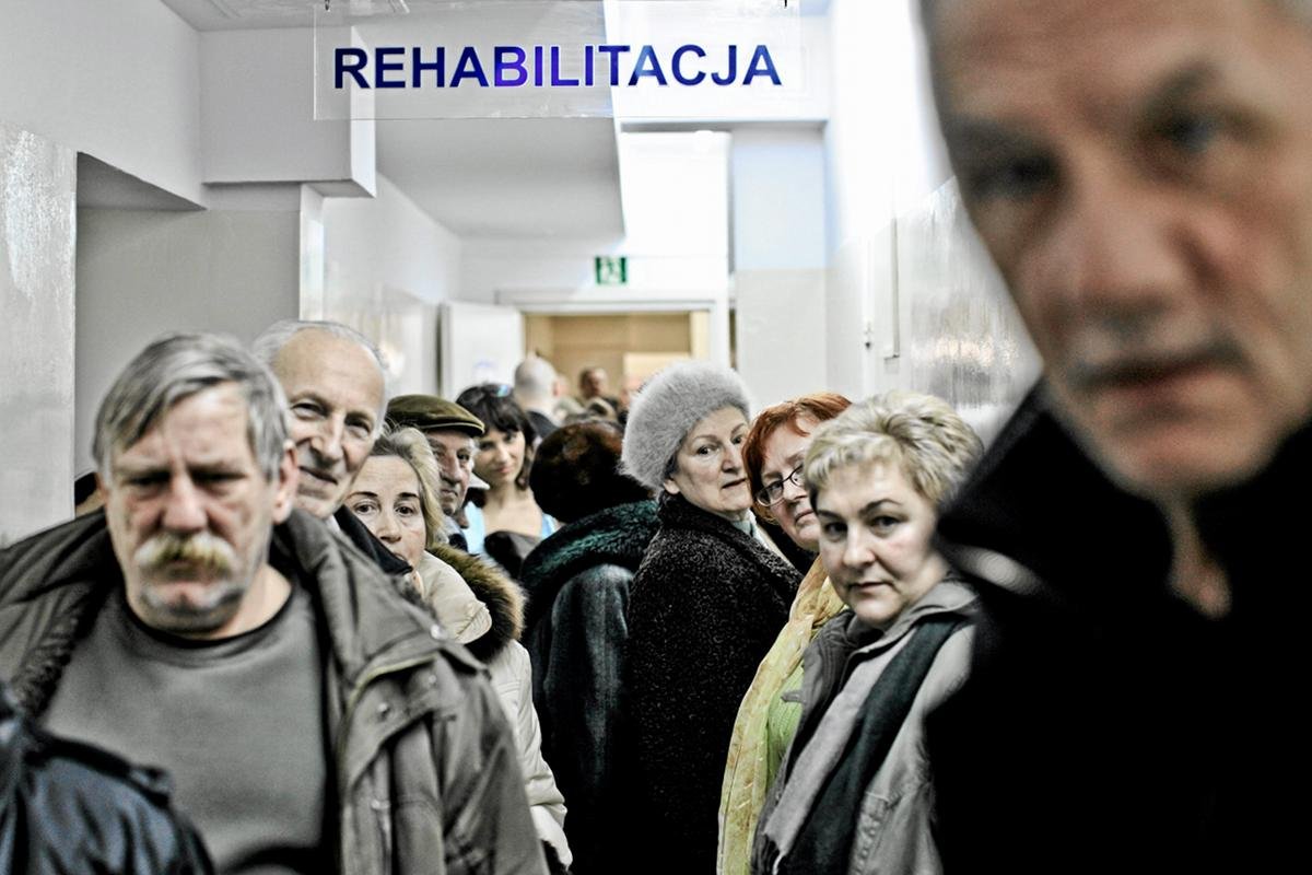 Gdynia. Pacjenci na korytarzu przychodni. By zapisać się na rehabilitację czekali w kolejce od niedzieli wieczorem.