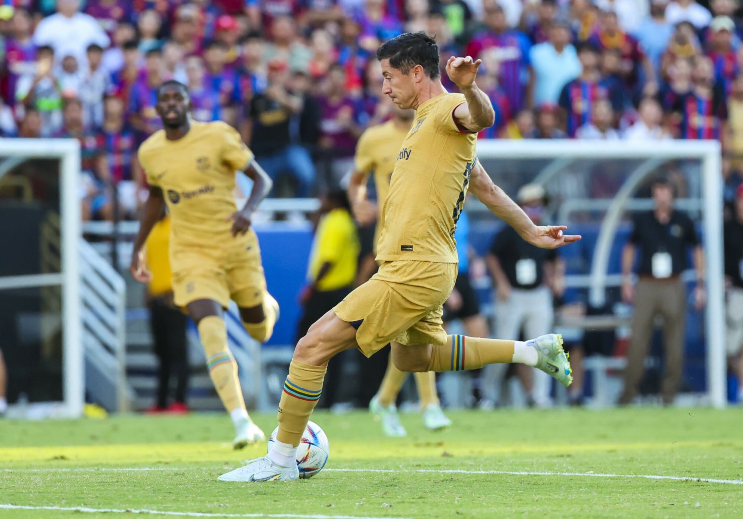 Barcelona zaskoczyła "Lewego", musiał ostro zasuwać. Pierwsze trofeum czeka