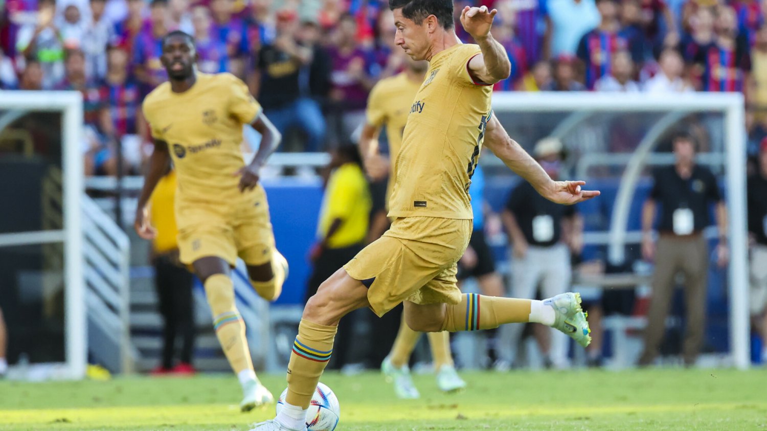 Barcelona zaskoczyła "Lewego", musiał ostro zasuwać. Pierwsze trofeum czeka