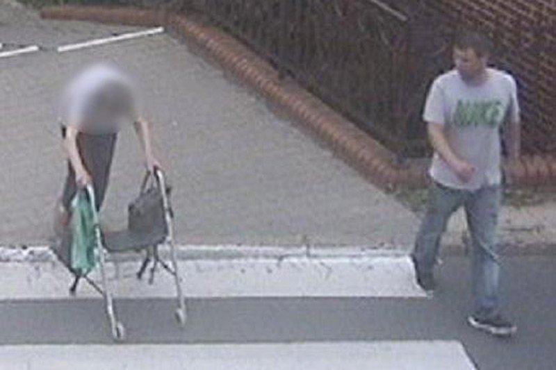 Poznańska policja szuka sprawcy zuchwałej kradzieży, której ofiarą padła schorowana staruszka.