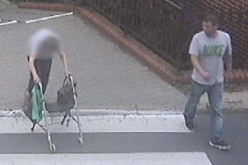 Poznańska policja szuka sprawcy zuchwałej kradzieży, której ofiarą padła schorowana staruszka.