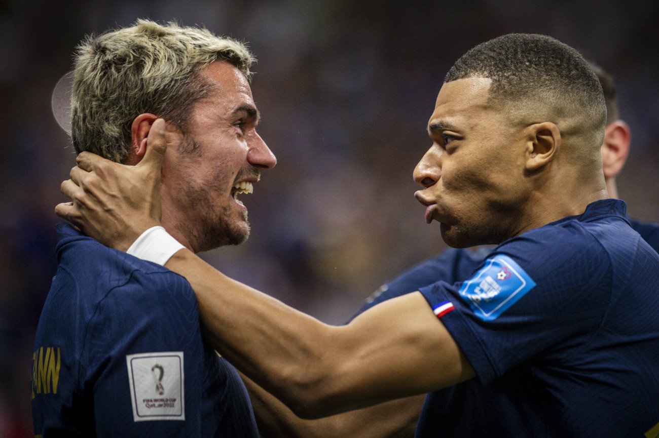 Antoine Griezmann i Kylian Mbappe staną w niedzielę przed szansą wygrania swojego drugiego Pucharu Świata w karierze.
