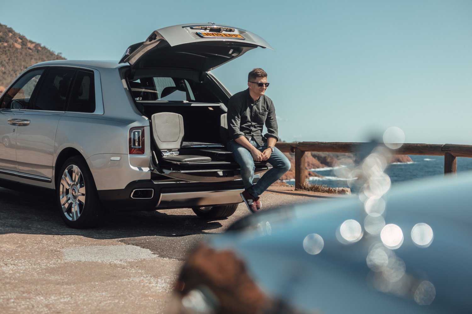 Podróż samochodami Rolls-Royce jest niesamowita. A jak widać w Cullinanie można się też zrelaksować poza autem.