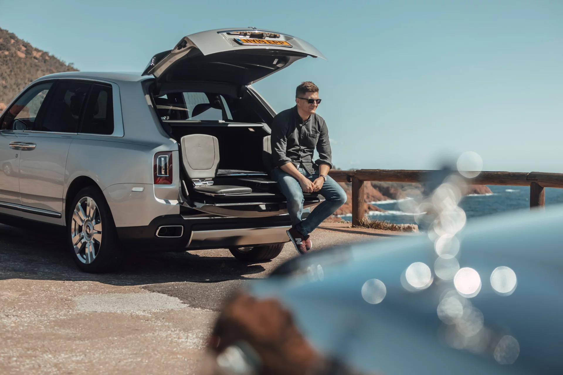 Podróż samochodami Rolls-Royce jest niesamowita. A jak widać w Cullinanie można się też zrelaksować poza autem.
