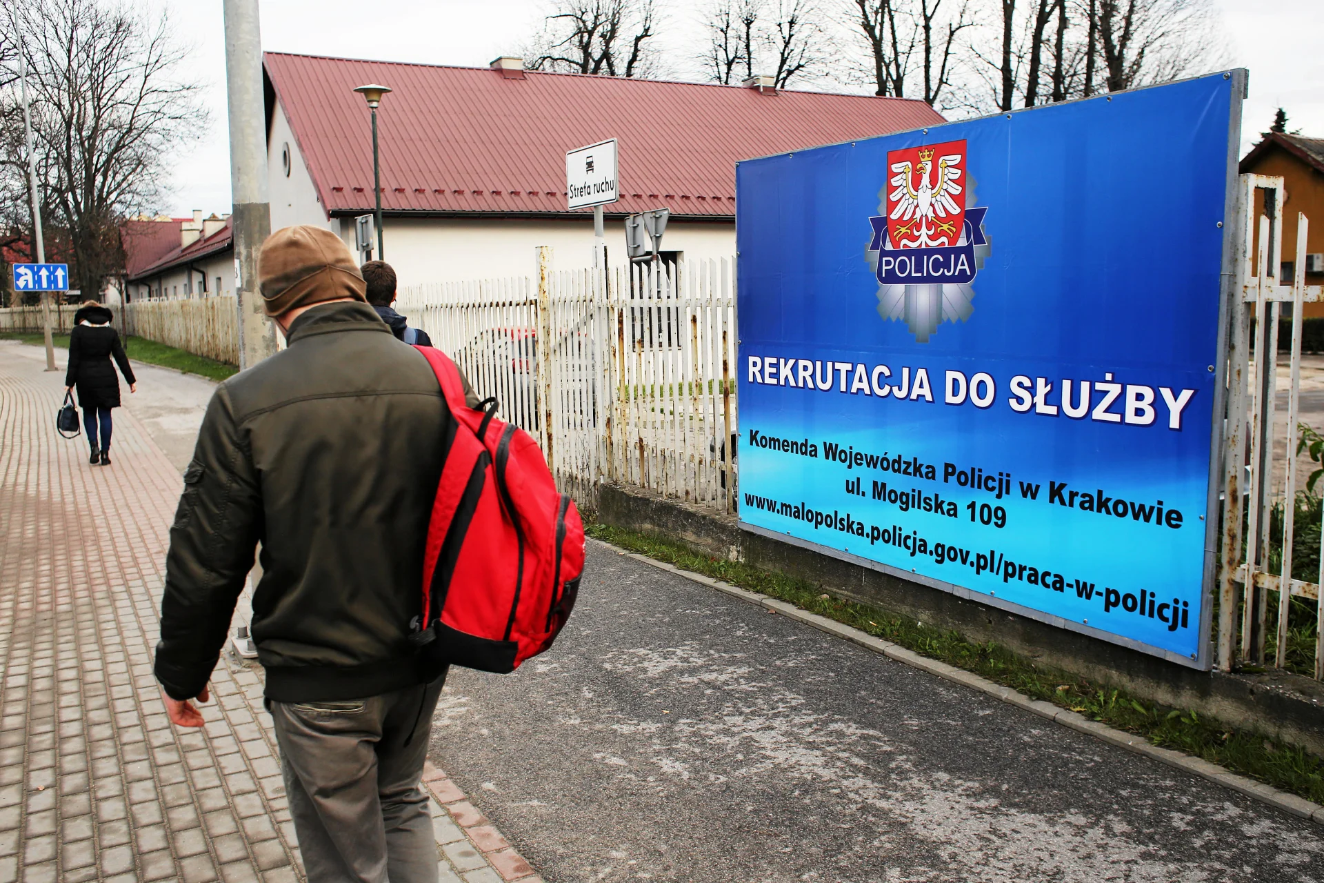 Baner przy komendzie wojewódzkiej policji w Krakowie
