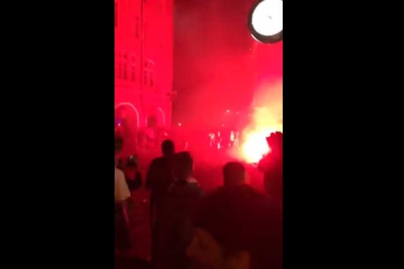 W Poznaniu od kibiców świętujących zwycięstwo Lecha odłączyła się grupa, która zaatakowała skłot.