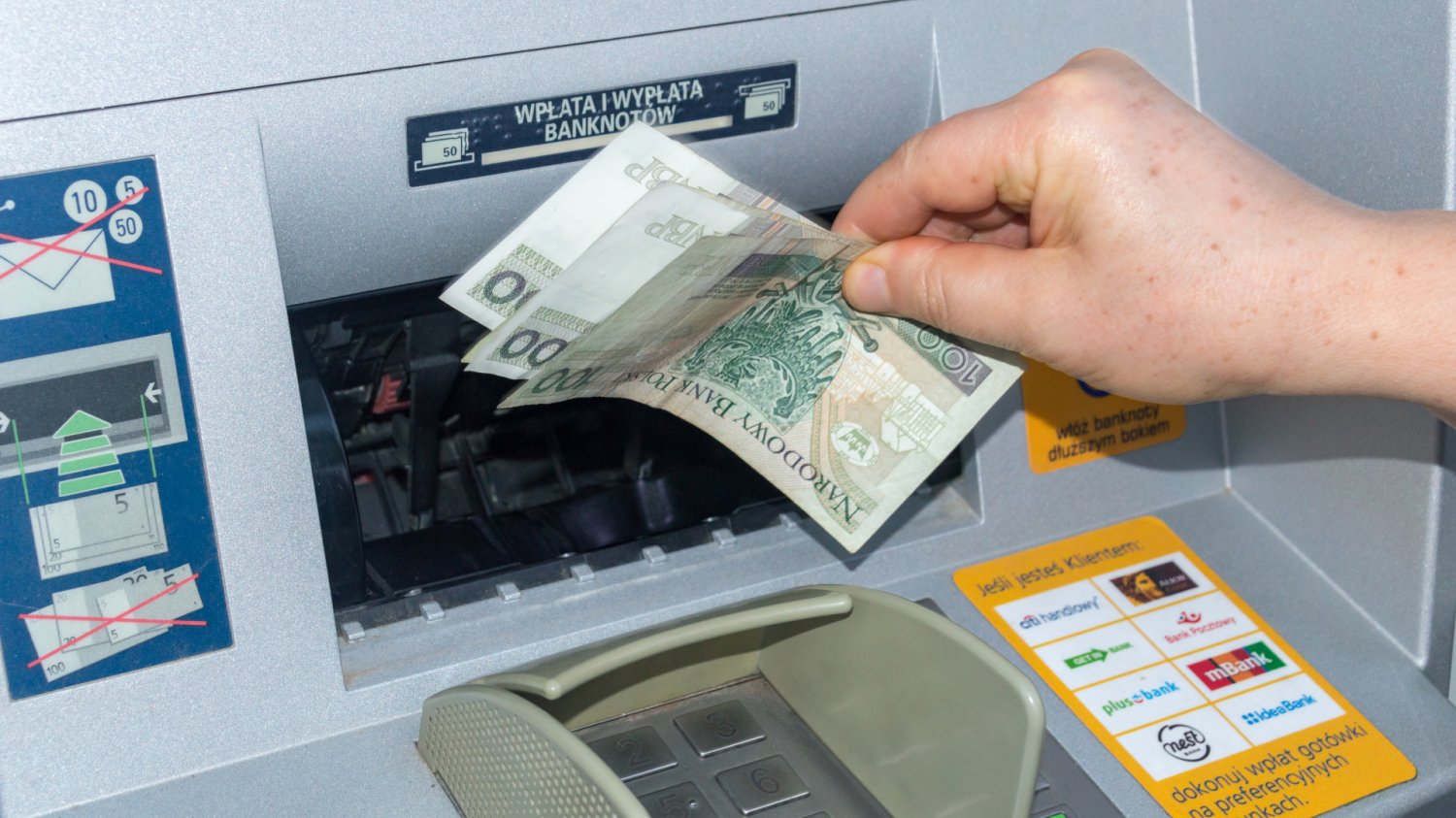 Opłata bankomatowa wzrasta w 2026. Jak nie płacić prowizji? Wzrost wypłaty gotówki z bankomatu. Podwyżka w 2026