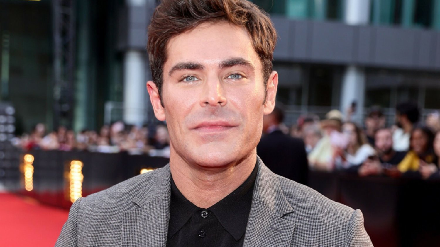 Zac Efron opowiedział o wypadku, który zmienił wygląd jego szczęki. Aktor pojawił się pierwszy raz na czerwonym dywanie od tamtego zdarzenia. Zac Efron opowiedział o wypadku, który zmienił wygląd jego szczęki. Aktor pojawił się pierwszy raz na czerwonym dywanie od tamtego zdarzenia.