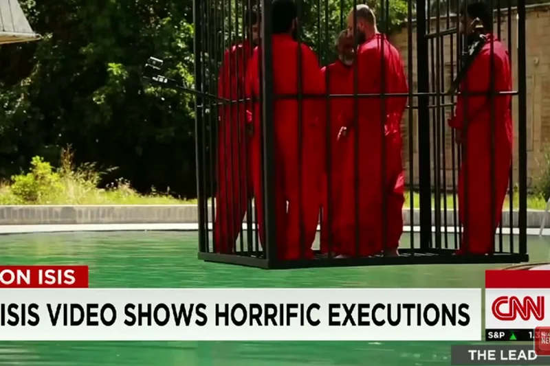 Media na całym świecie wybierają różne warianty publikowania materiałów z propagandy ISIS. CNN ostatnio pokazało kadry z filmu z egzekucją, ale bez twarzy zakładników