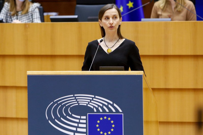 Europosłanka Sylwia Spurek chce zakazu reklamowania mięsa i nabiału.