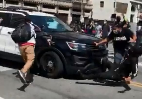 W USA trwają zamieszki po śmierci 46-letniego George'a Floyda. W Los Angeles policjant wjechał w tłum protestujących. W obawie o swoje bezpieczeństwo Donald Trump musiał schronić się w podziemnym bunkrze. Trwają zamieszki po śmierci 46-letniego George'a Floyda, który zmarł w wyniku policyjnej interwencji.