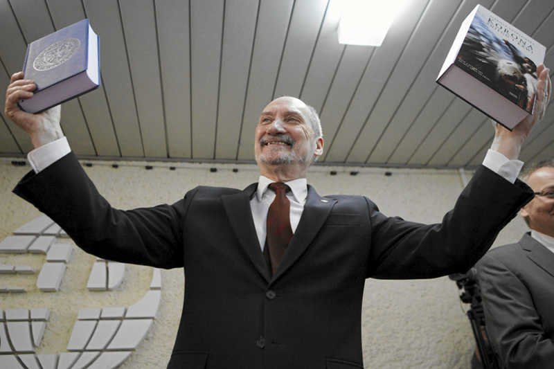 Akademia Górniczo-Hutnicza w Krakowie i Politechnika Warszawska wydały nawet oświadczenie, w którym odcinają się od tez swoich pracowników - prof. Jacka Rońdy i prof. Jana Obrębskiego.