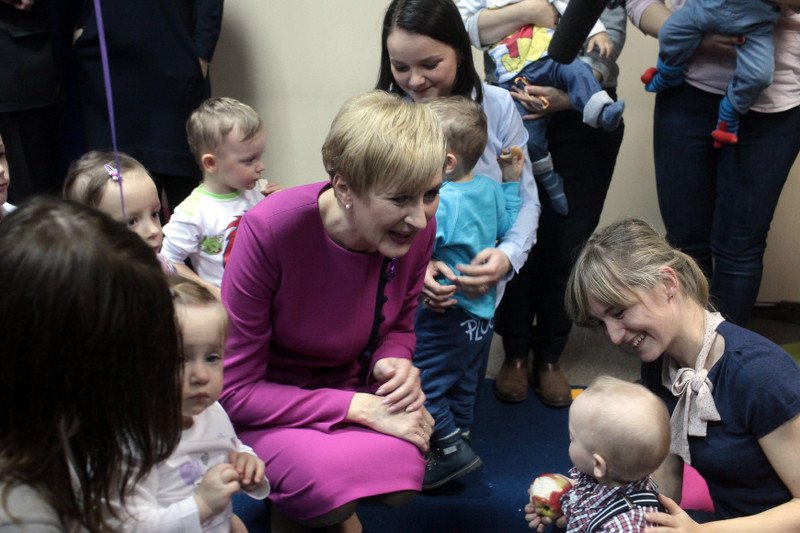 Pierwsza Dama ma bardzo dobry kontakt z młodymi ludźmi, także z dziećmi, co było widać między innymi podczas spotkania w Instytucie Matki i Dziecka.