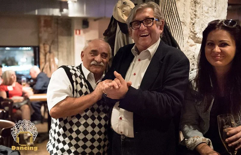 Leszek (w środku) i inni seniorzy z Dancingu Międzypokoleniowego.
