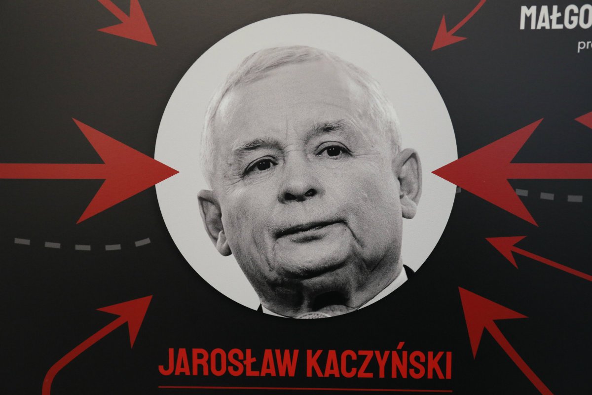 Tablica z grafiką "Układ Kaczyńskiego" wróciła do Sejmu. Posłowie PO przygotowali jej kopię.