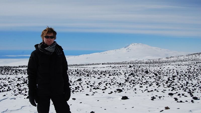 Profesor Clive Oppenheimer, a w tle Erebus na Wyspie Rossa (Antarktyda)
