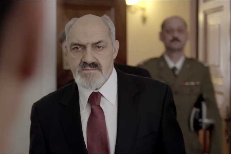 W "Służbach specjalnych" pojawiają się postaci przypominającej Antoniego Macierewicza, Andrzeja Leppera i Barbarę Blidę.