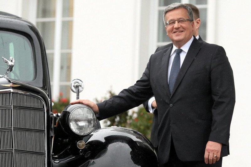 Bronisław Komorowski i odrestaurowany cadillac Józefa Piłsudskiego przed Belwederem.