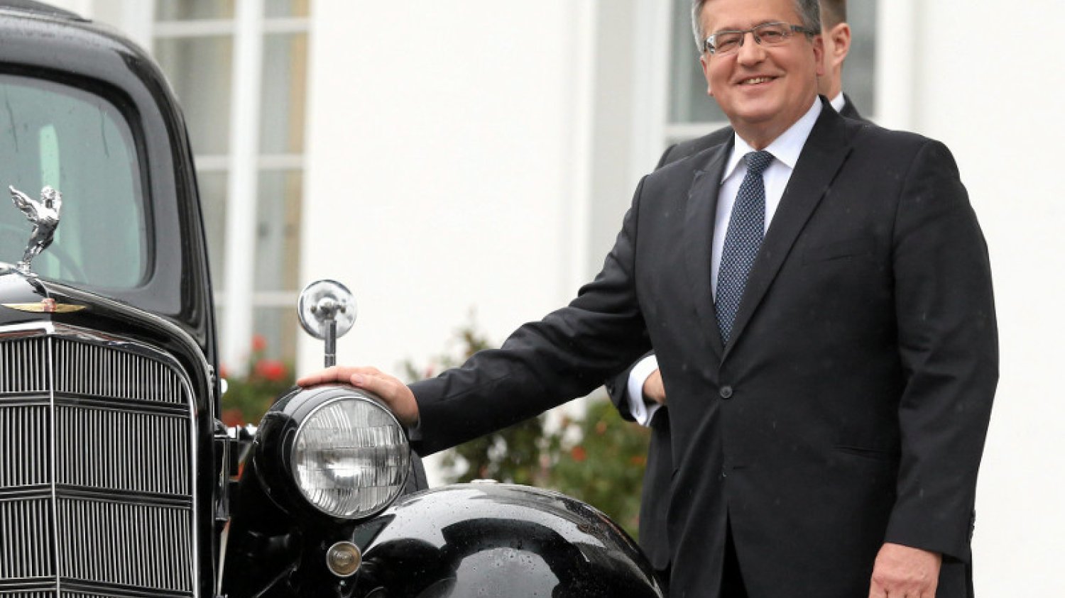 Bronisław Komorowski i odrestaurowany cadillac Józefa Piłsudskiego przed Belwederem.