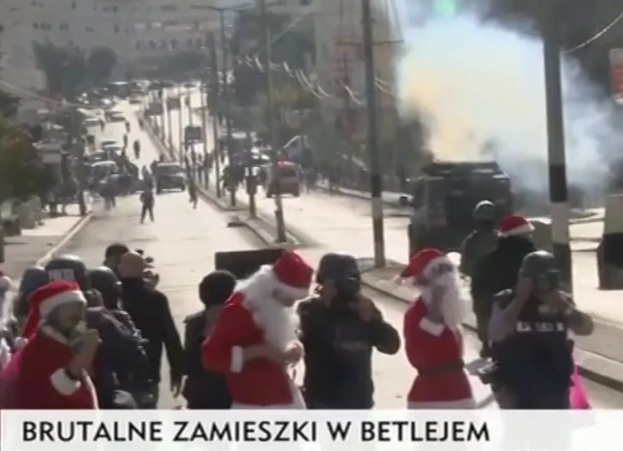 Tutaj co chwilę dochodzi do starć pomiędzy Palestyńczykami a  izraelskimi służbami bezpieczeństwa. Tym razem Palestyńczycy demonstrowali w przebraniach św. Mikołajów.