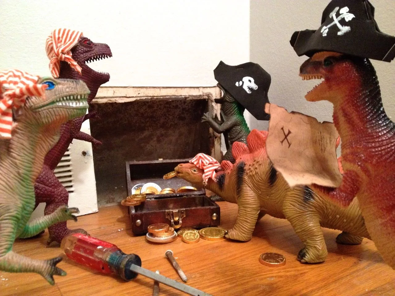 Dinozaury przebierają się za piratów