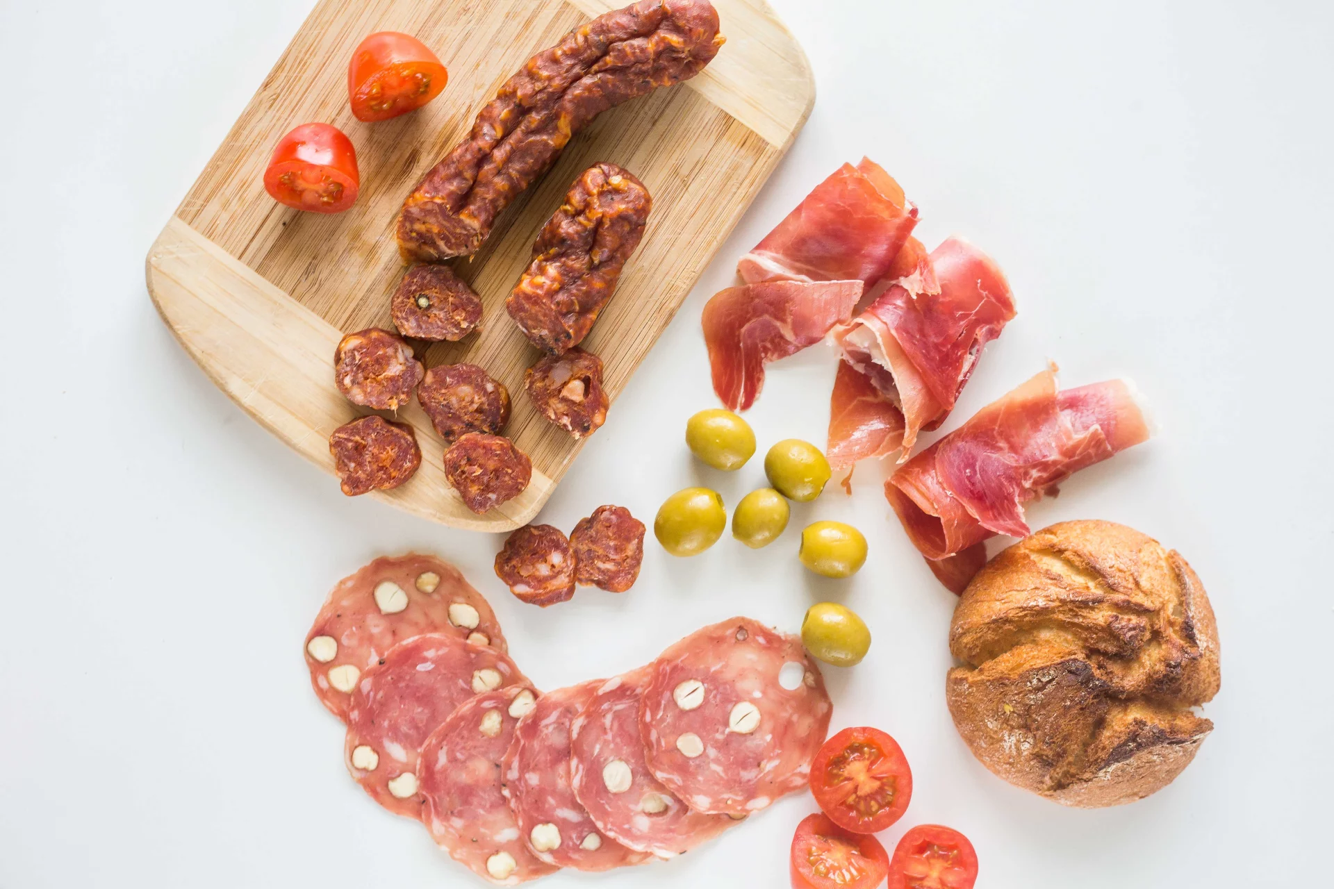 Produkty z Lidla marki Pikok: kiełbasa sucha z szynki, Serrano Gran Reserva i salami w stylu francuskim z orzechami.