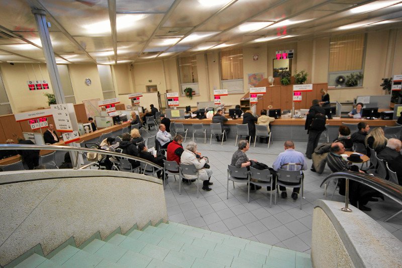 Kolejki w Urzędzie Dzielnicy Warszawa - Środmieście.