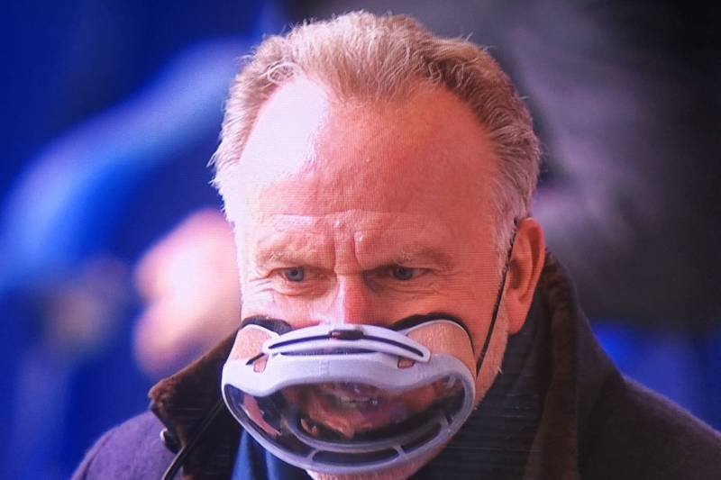 Kamera uchwyciła zaskakującą maskę Rummenigge. Bayern-Schalke. Nietypowa maska Rummenigge.