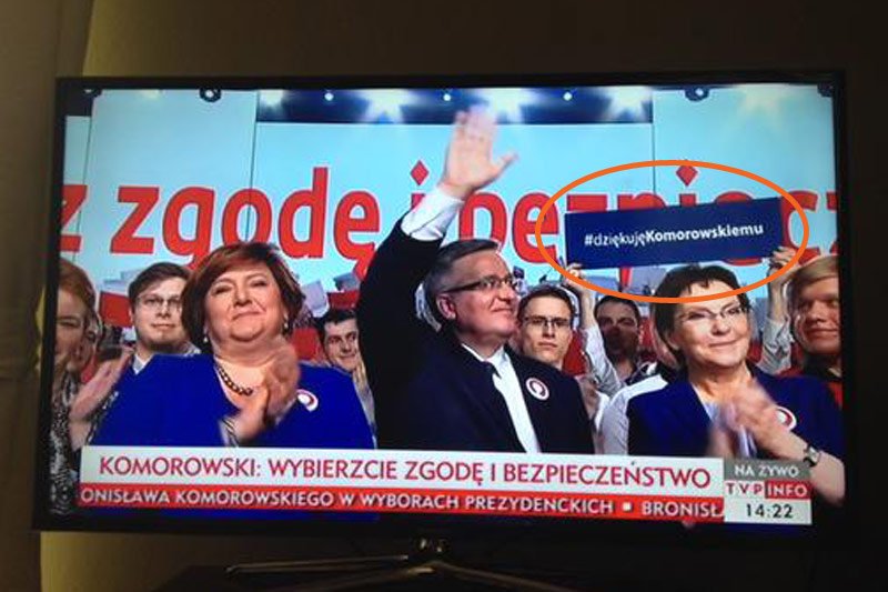 Sympatyk Janusza Korwin-Mikkego zakradł się za plecy prezydenta Bronisława Komorowskiego w najważniejszym momencie sobotniej konwencji.