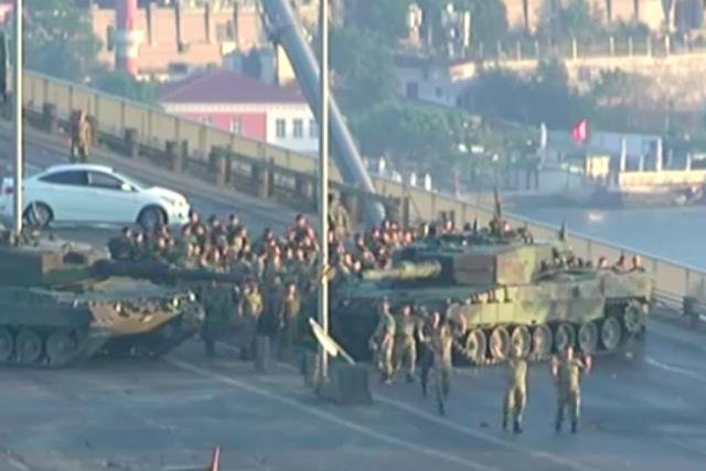 Tureccy żołnierze poddali się i są przesłuchiwani.